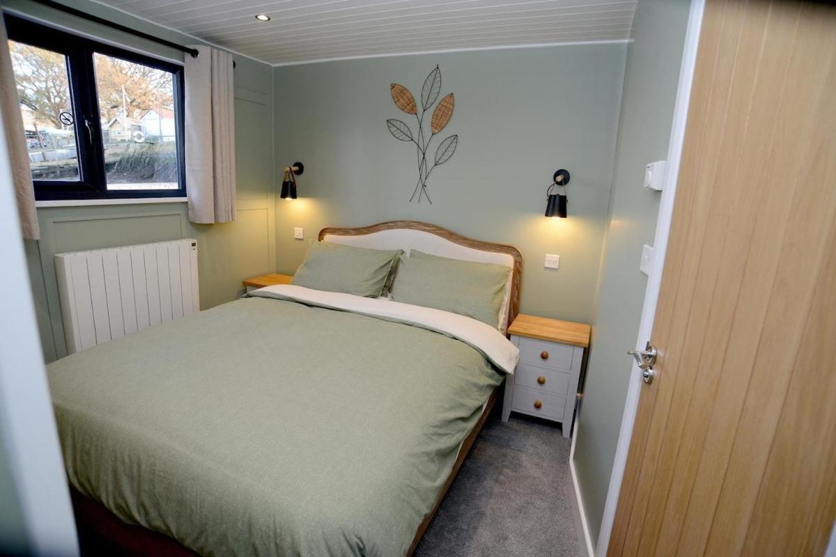 Hotel en barco Rivers With Hot Tub Southampton