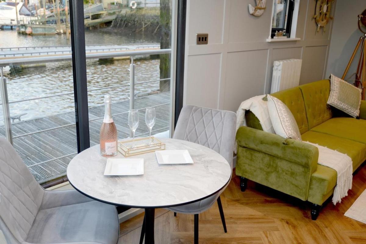 Bateau-hôtel Rivers With Hot Tub Southampton