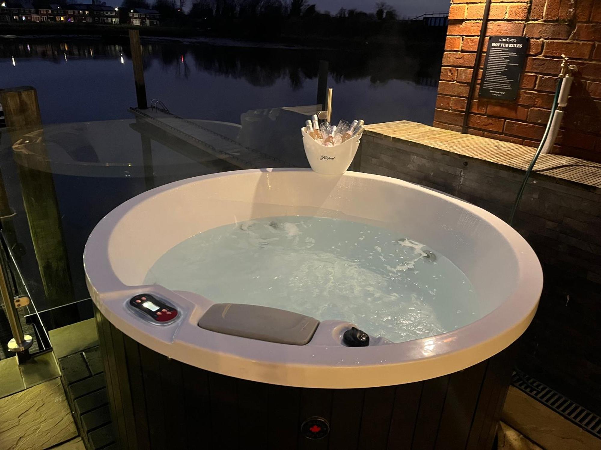 Rivers With Hot Tub Southampton